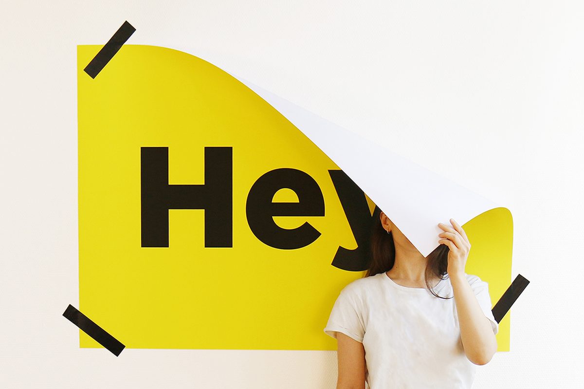 Twentyone Brands Einblick - Hey-Plakat mit Mitarbeiterin.