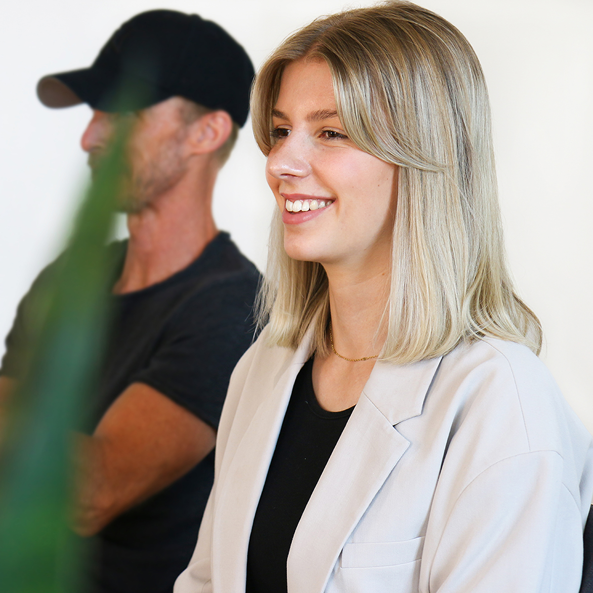 Twentyone Brands Einblick - Geschäftsführer und Mitarbeiterin mit Pflanze.