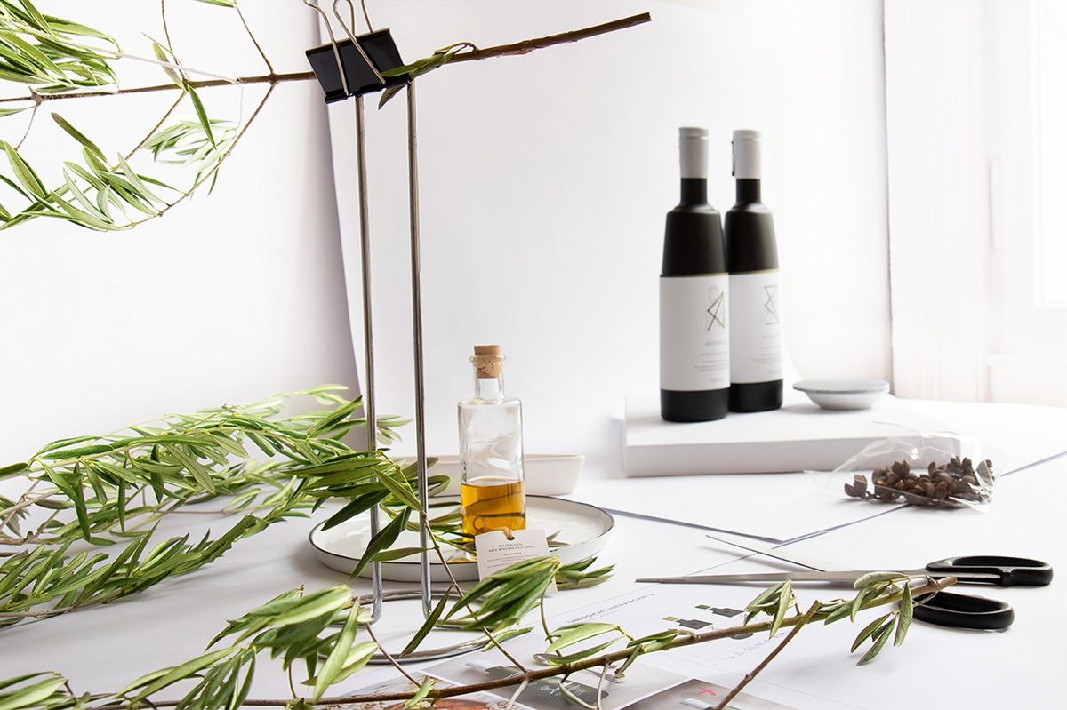Twentyone Brands Einblick - Kundenfotoshooting, Olivenöl mit Requisiten.