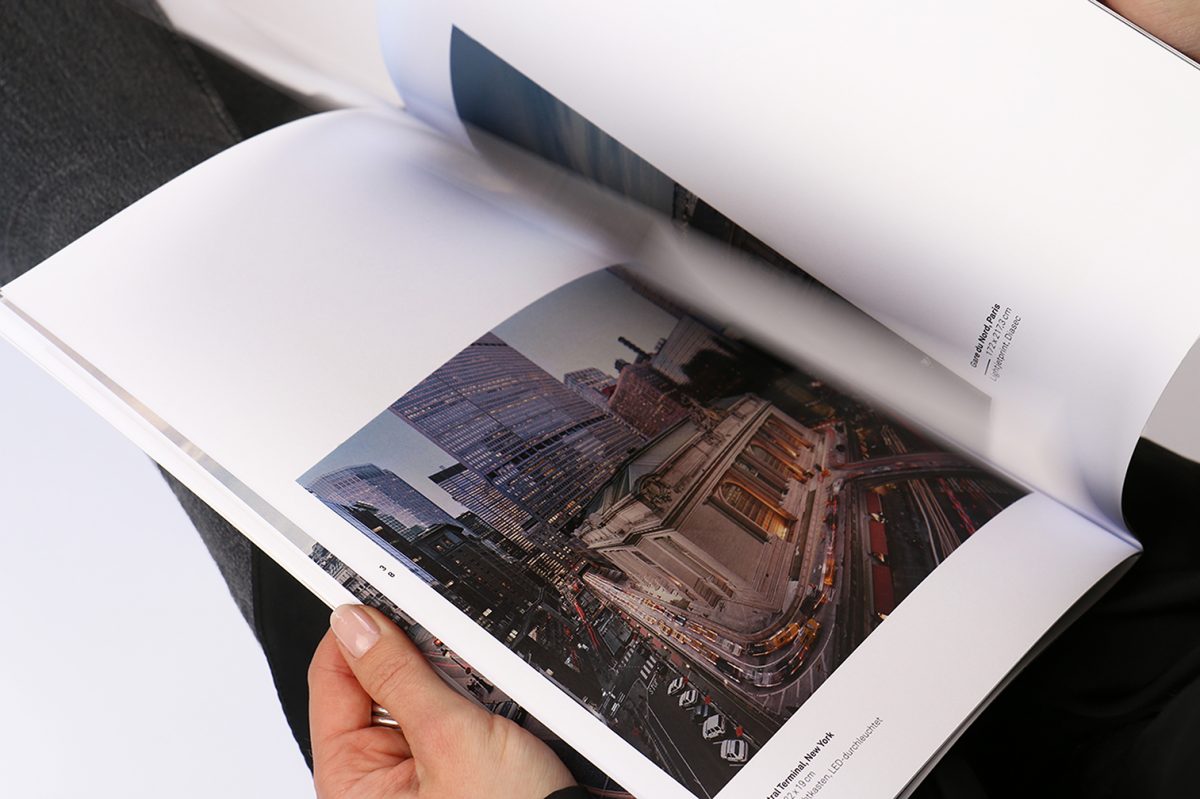 Twentyone Brands Einblick - Durchblättern eine Broschüre.