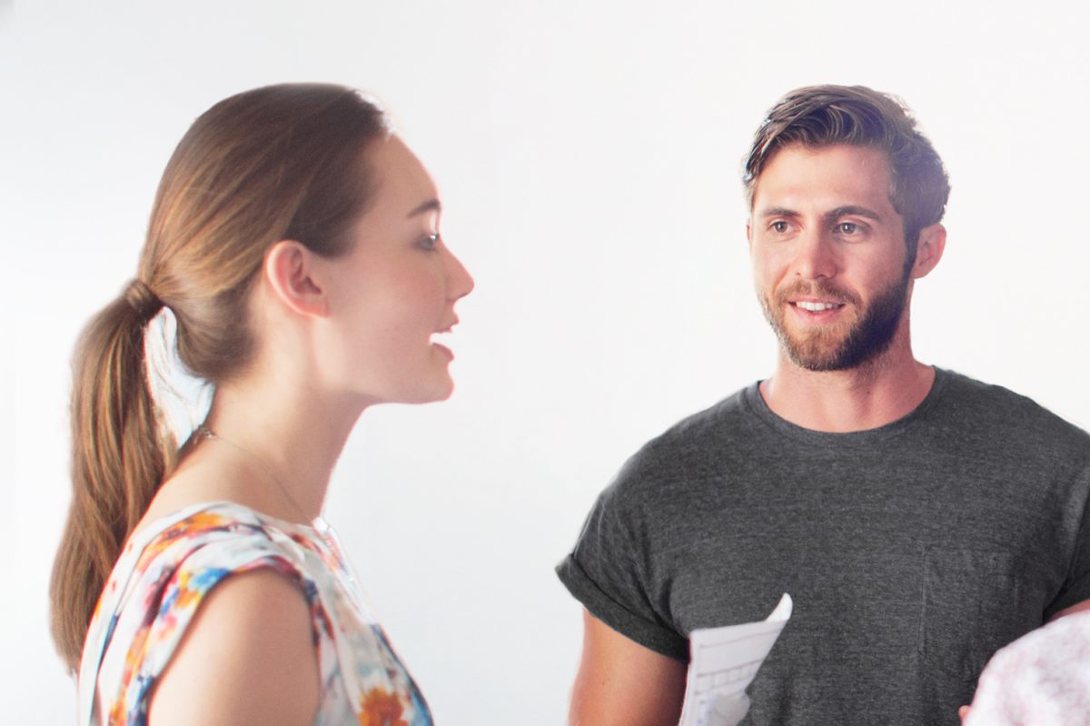 Twentyone Brands Einblick - zwei Mitarbeiter im Gespräch.